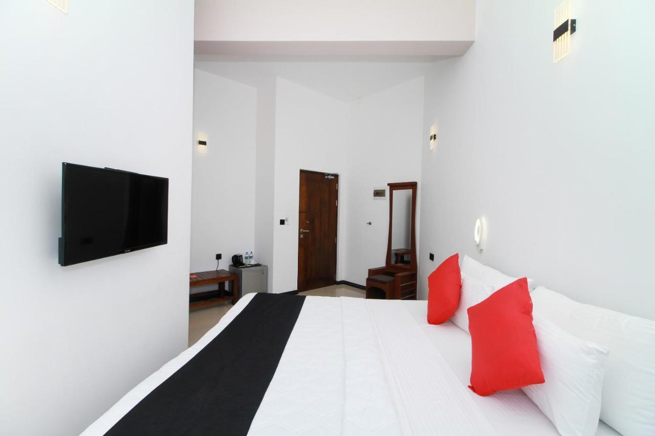Grace Beach Resort By Travel Corners Негомбо Экстерьер фото